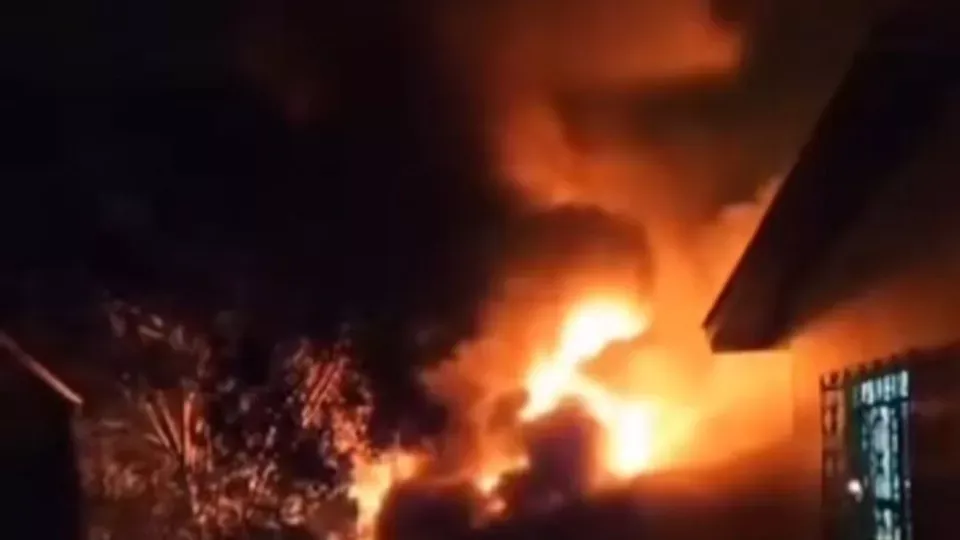 Grave : Morador sofre queimaduras graves após casa ser atingida por incêndio