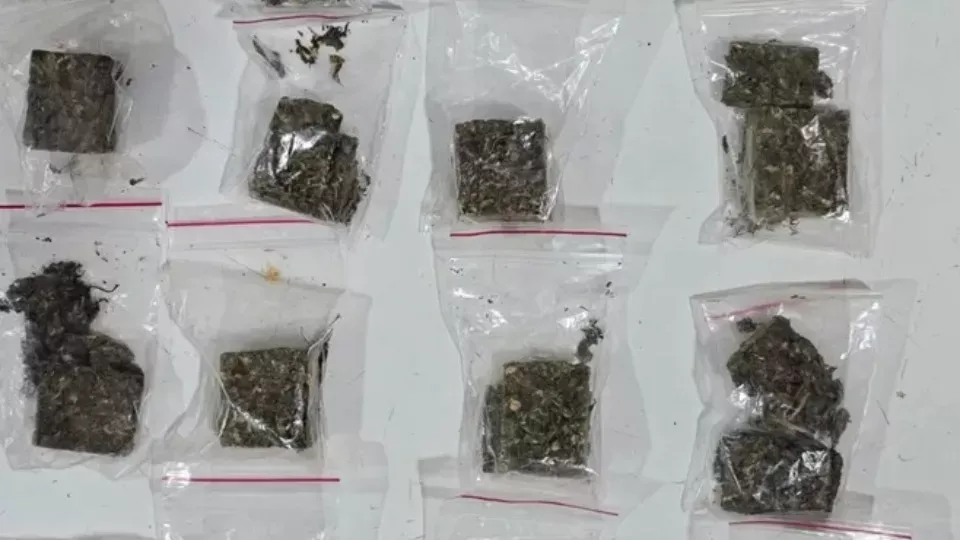 Persegição : Casal com criança no carro foge da PM e joga maconha pela janela