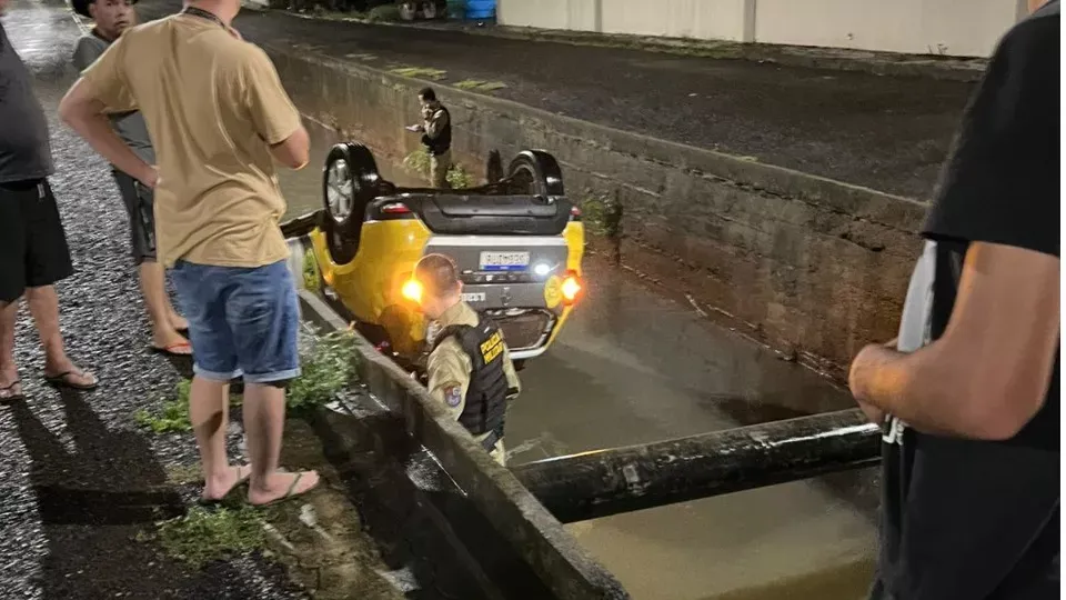 Perseguição : Viatura da Polícia Militar cai em córrego