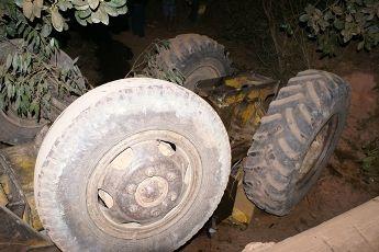 Fatalidade : Trator cai de barranco e trabalhador morre esmagado