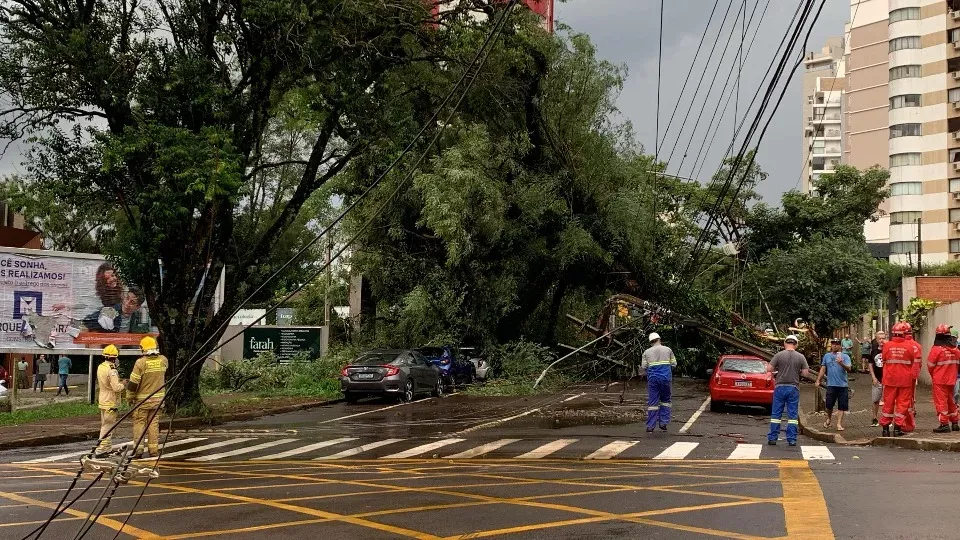 Temporal : Rastro de destruição no Centro de Cascavel