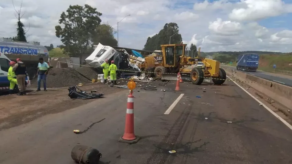Fatal : Motorista morre em acidente entre caminhão e máquina na PR-151