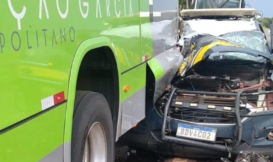 Paraná : Colisão entre viatura da PRF e ônibus deixa dois policiais feridos na BR-376