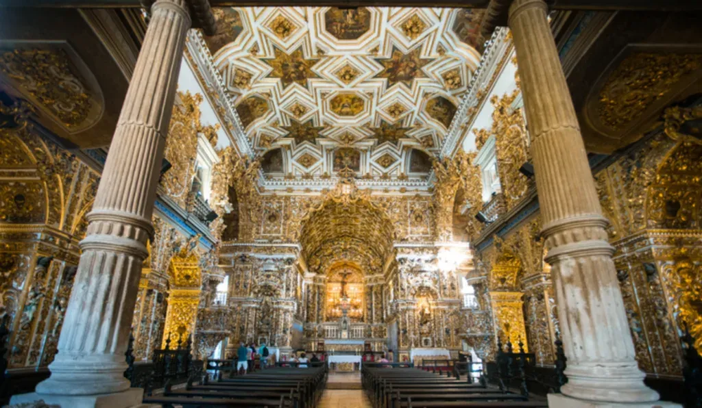 Teto de igreja desaba em Salvador e deixa um morto e cinco feridos