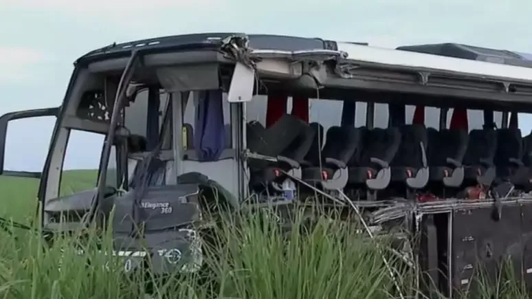 Tragédia : Acidente com ônibus de universitários deixa 12 mortos
