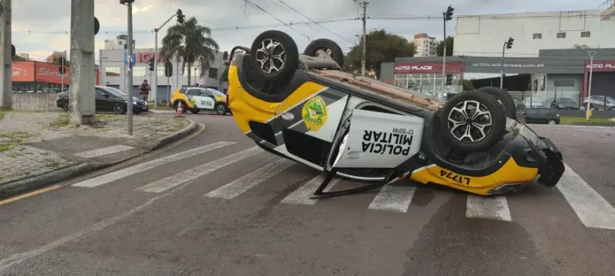 Viatura que levava suspeito de estupro capota após batida e deixa PMs feridos