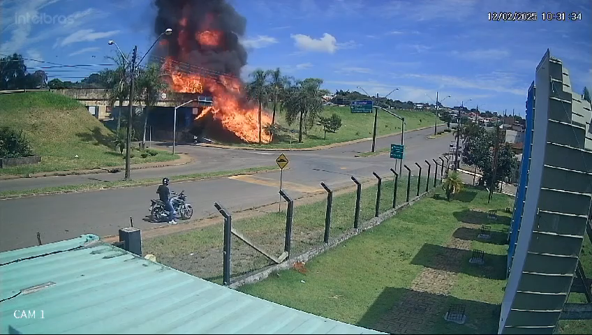Vídeo : Caminhão explode após acidente e motorista pula da cabine em viaduto no Paraná