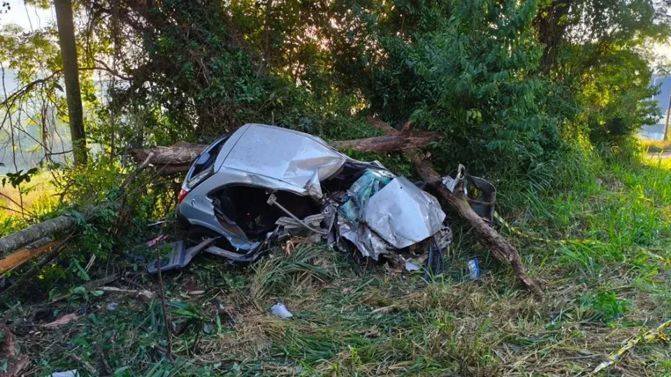 Fatal : Dois jovens morrem em grave acidente na PR-493