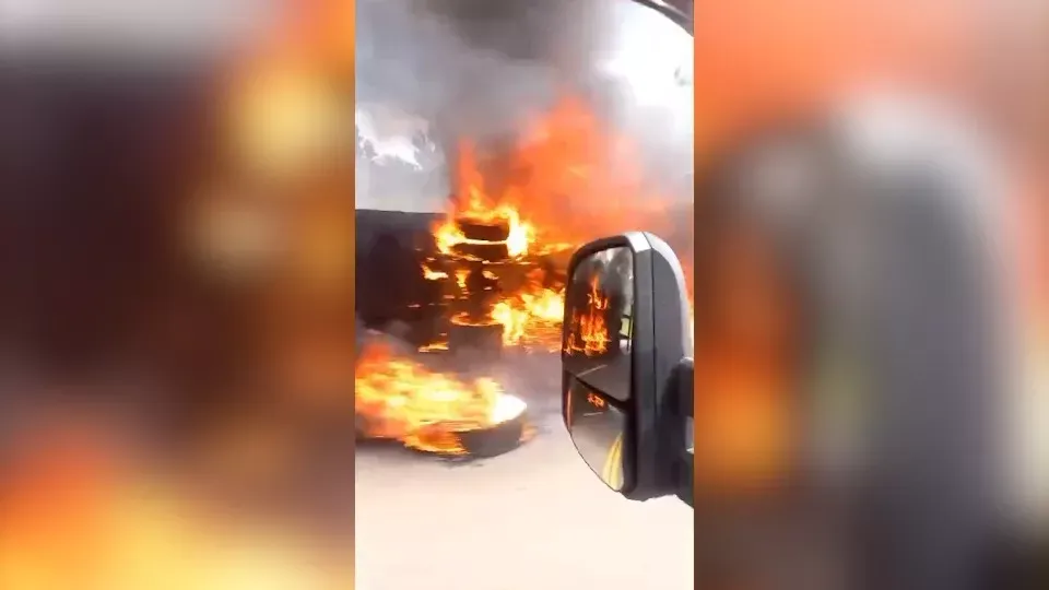 Grave : Caminhão tomba e pega fogo na PR 170 em Guarapuava