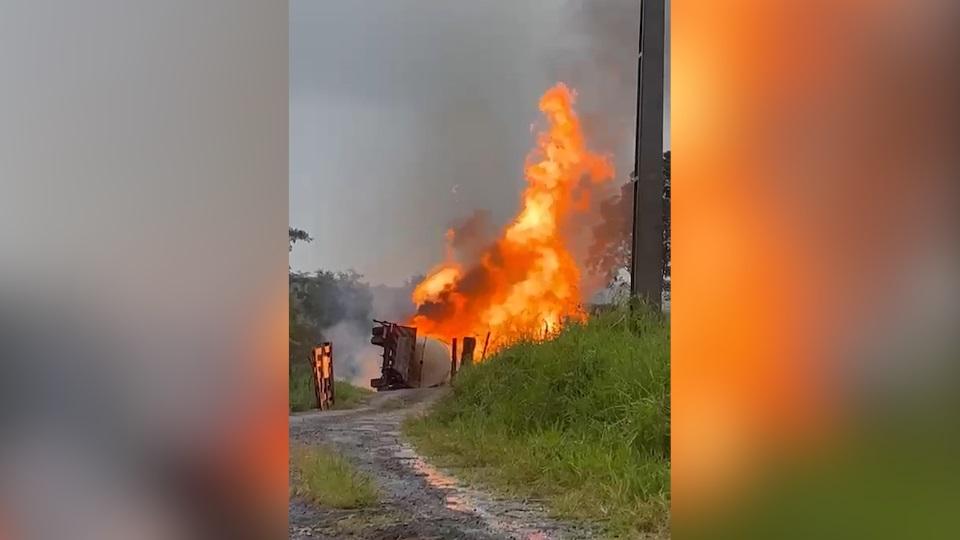 Explosão : Caminhão carregado com combustível tomba e explode na BR-376