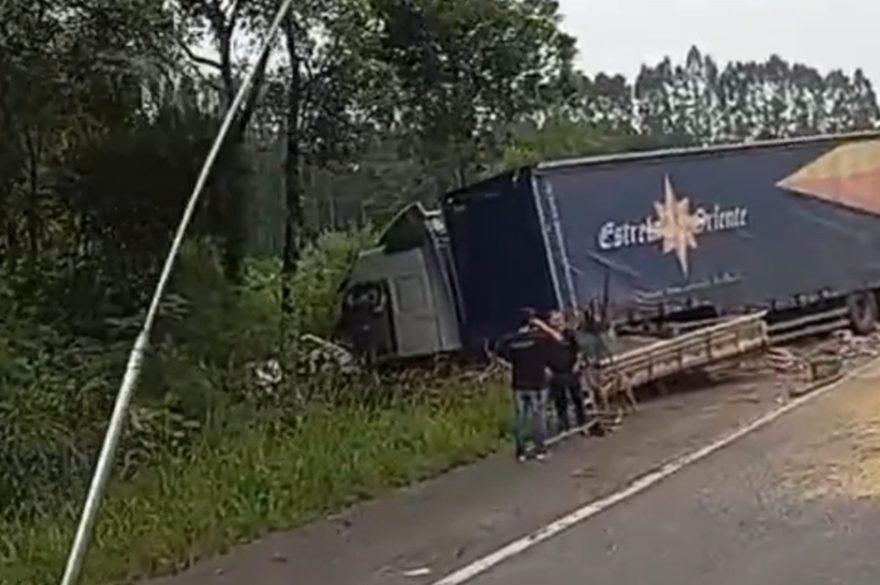 Fatal : Colisão frontal entre caminhões deixa quatro mortos na BR-476