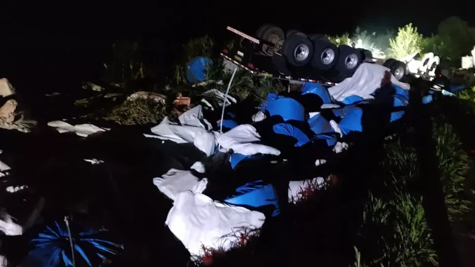 Região : Motorista morre em tombamento de carreta na BR-163, em Capanema