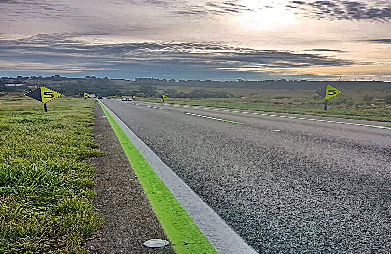 Curiosidade : Faixas verdes são pintadas na BR-277 no Paraná