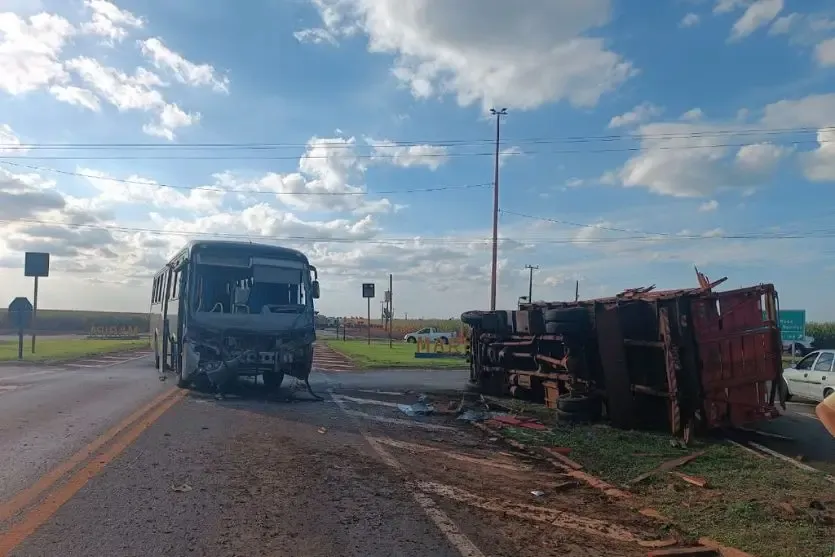 Grave : Colisão entre ônibus e caminhão deixa dez feridos na PR-182