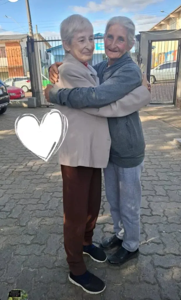 Reencontro : Irmãs gêmeas se reencontram depois de 65 anos separadas