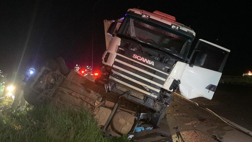 Carro sobe em cima de carreta : Acidente Grave na BR-163 em Cascavel