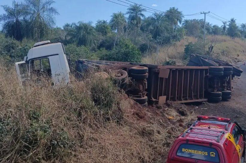Acidente fatal: Caminhoneiro morre e bombeiros destacam que ele não usava cinto de segurança