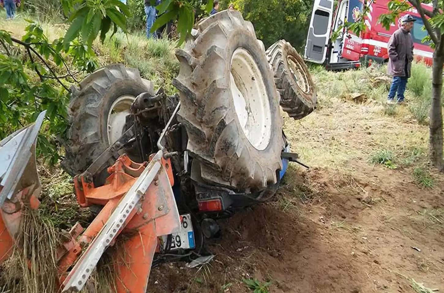 Idoso fica preso por 4 horas embaixo de trator e sobrevive após resgate em Blumenau (SC)