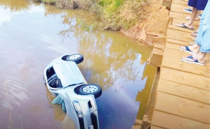 Lamentável: : Mãe e filha morrem após carro cair de ponte de madeira