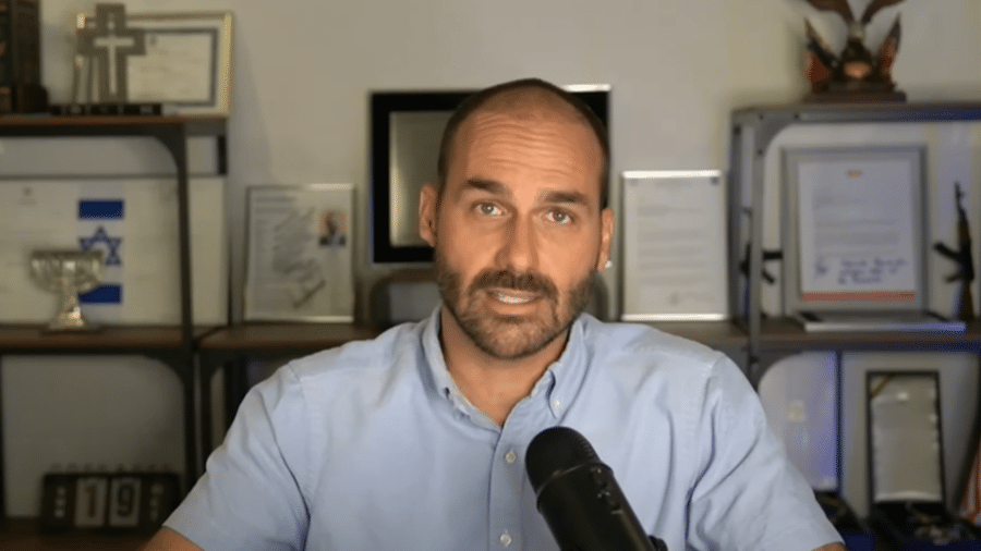 Líder do Governo na Câmara pede a Alexandre de Moraes a prisão de Eduardo Bolsonaro