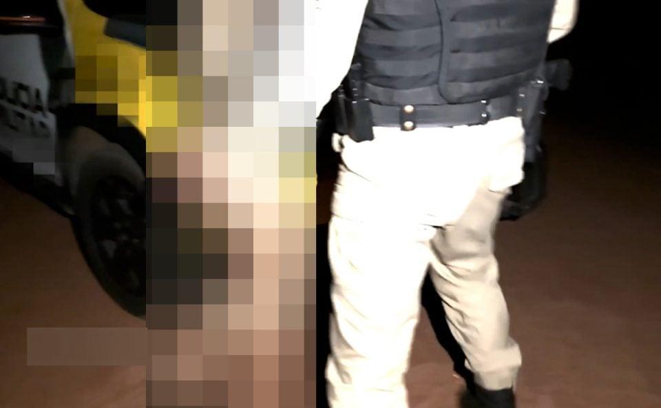 Absurdo: Policial militar em ato sexual no capô de viatura