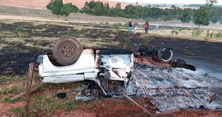 Fogo na Pista: Caminhonete que transportava gado capota e pega fogo