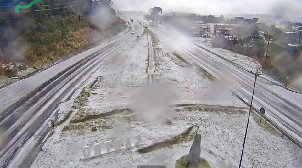 Granizo cobre rodovia e deixa cenário de gelo na PR-151 em Castro, no Paraná