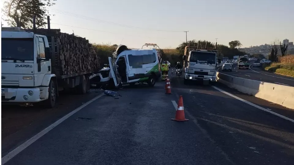 Grave: Acidente entre van e caminhão deixa sete feridos na PR-862 no PR
