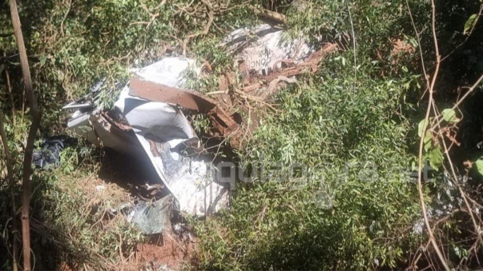 Região: Caminhoneiro morre após caminhão carregado com cimento cair em ribanceira