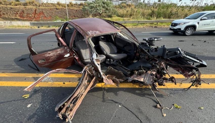 Impacto brutal: carro tem motor arrancado em colisão grave com caminhão em Arapongas