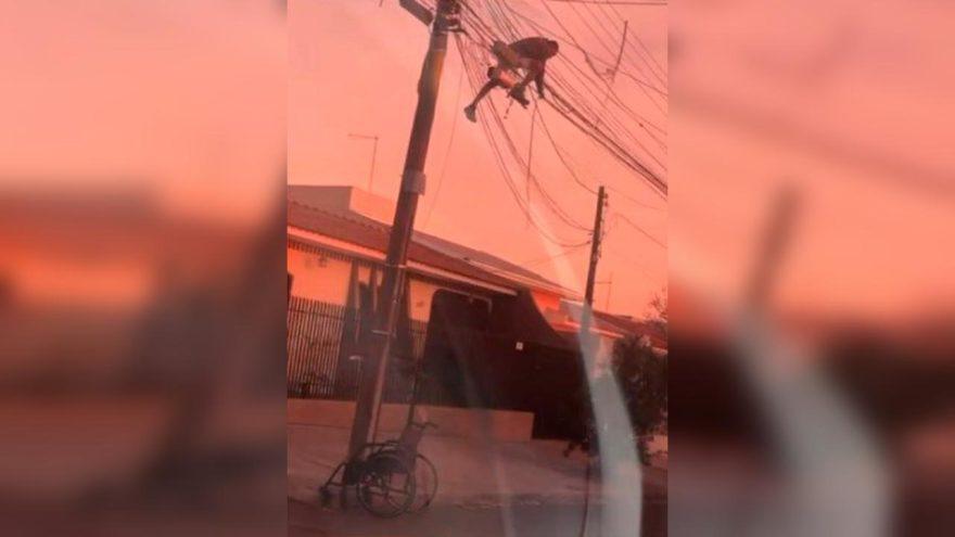 Inusitado: Cadeirante é flagrado em cima de poste furtando fiação elétrica