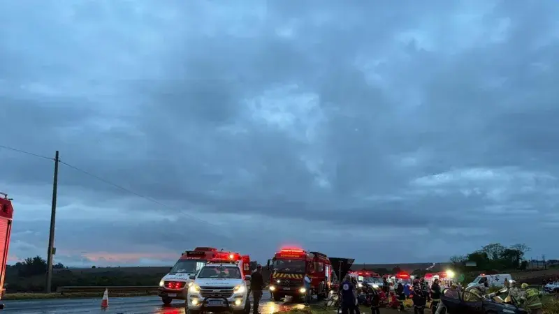 Fatal: Duas pessoas morrem e várias ficam feridas em grave acidente na PR-317