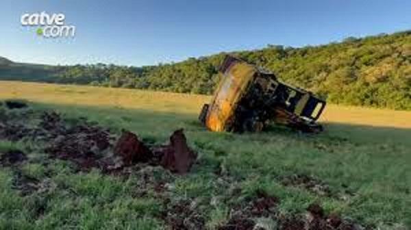 Motorista de caminhão morre em capotamento na PR 573