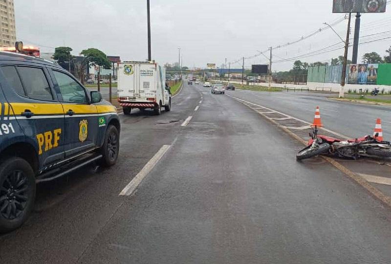 Pai morre e filho fica ferido em acidente de moto no Paraná