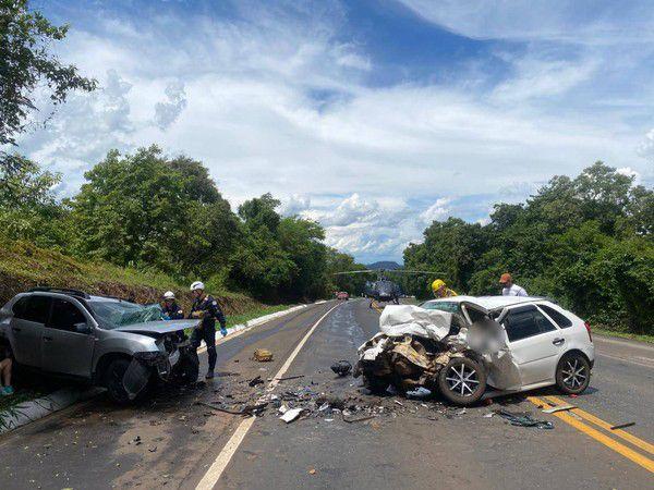 Acidente frontal na BR-282 deixa um morto e cinco feridos