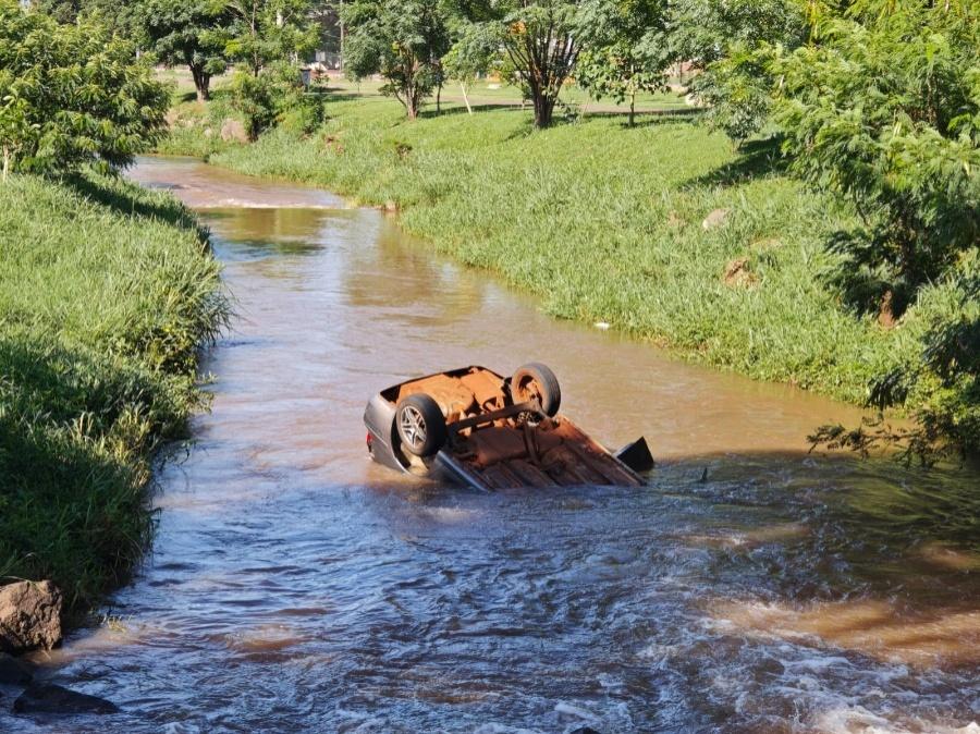 Mãe morre no hospital após carro cair em rio em Toledo; Crianças sobreviveram