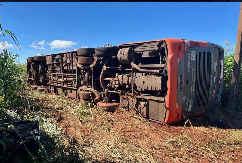 Ônibus tomba na BR-163 e deixa dois mortos e dezenas de feridos