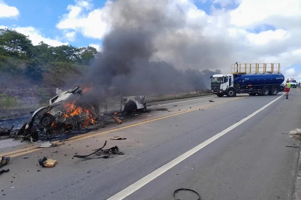 Onze pessoas morrem em batida entre dois carros na BR-101