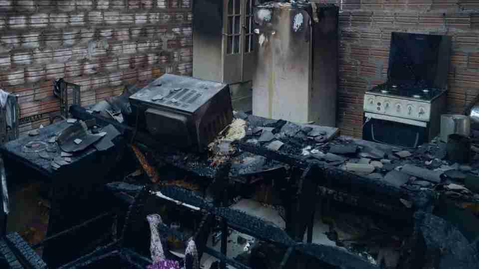 Casa pega fogo em Guaíra e mulher fica em estado grave