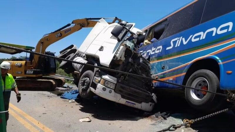 Colisão entre caminhão e ônibus deixa seis mortos na BR 116
