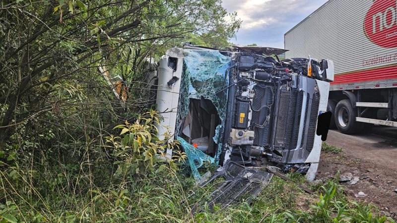 Colisão frontal entre caminhões deixa motorista em estado grave na BR-153