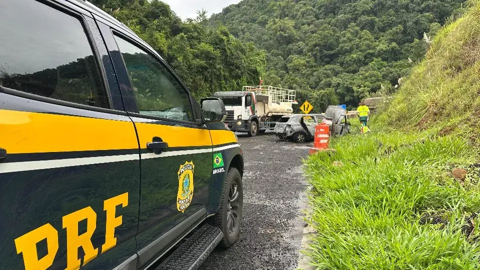 Colisão frontal termina com duas mortes na BR-277,