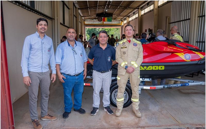 Corpo de Bombeiros Militar em Guaíra recebe moto aquática do Governo do Estado do Paraná