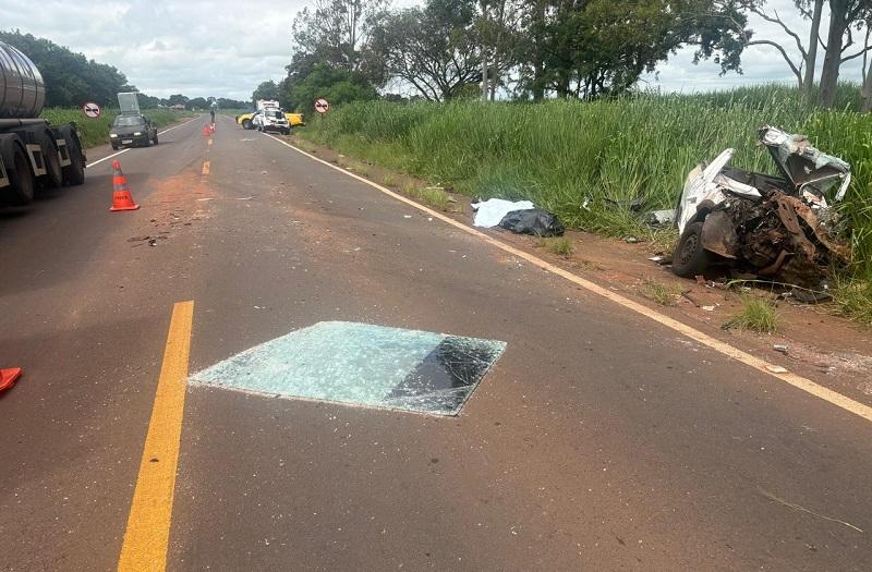 Batida frontal deixa dois mortos na PR-317