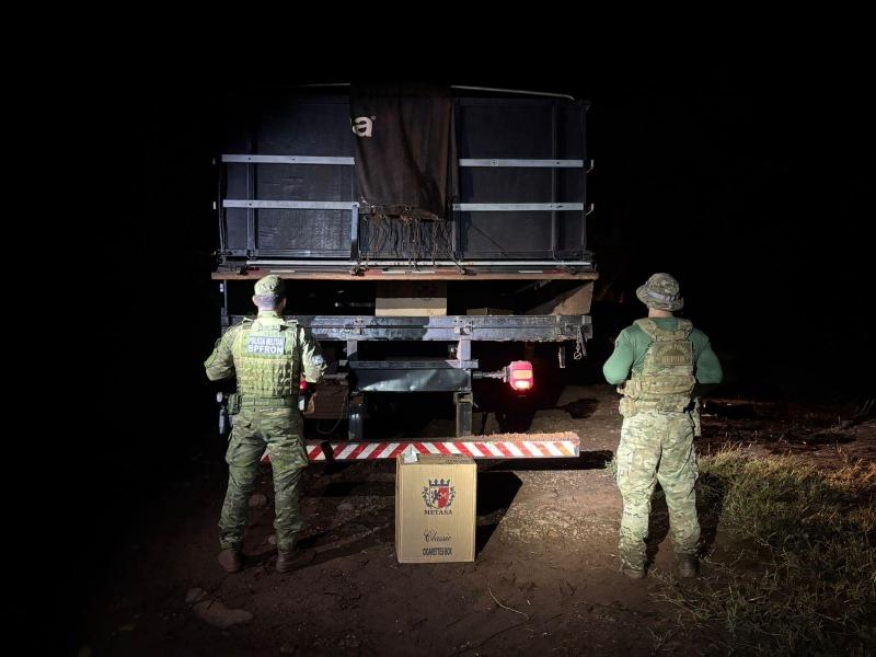Caminhão lotado de cigarros contrabandeados é apreendido em Guaíra