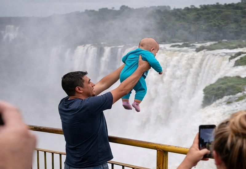 Homem coloca bebê em risco para fazer foto nas Cataratas do Iguaçu e revolta turistas