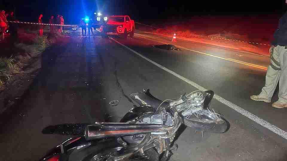 Jovem de 20 anos morre após batida frontal entre moto e caminhonete na BR-376