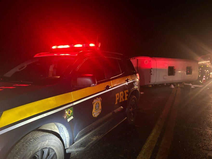 Micro-ônibus tomba na BR-277: um morto e 21 feridos