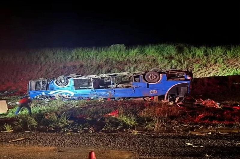 Ônibus com trabalhadores rurais tomba e deixa 6 mortos no interior de SP