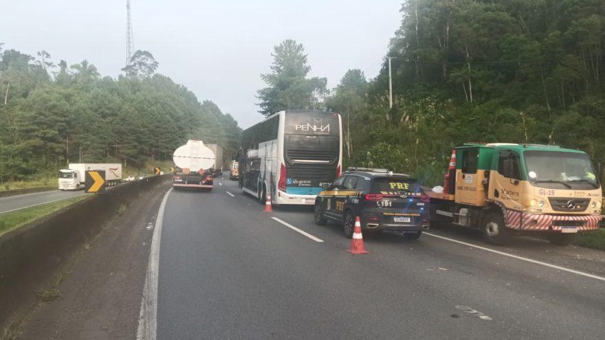 Acidente entre ônibus e caminhão na BR-116 deixa um morto e sete feridos no Paraná